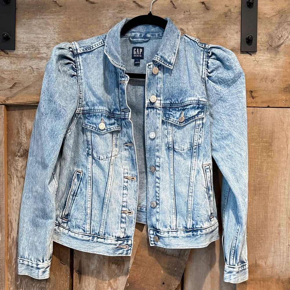 GAP Women's Vintage Wash Puff Sleeve Denim Jacket